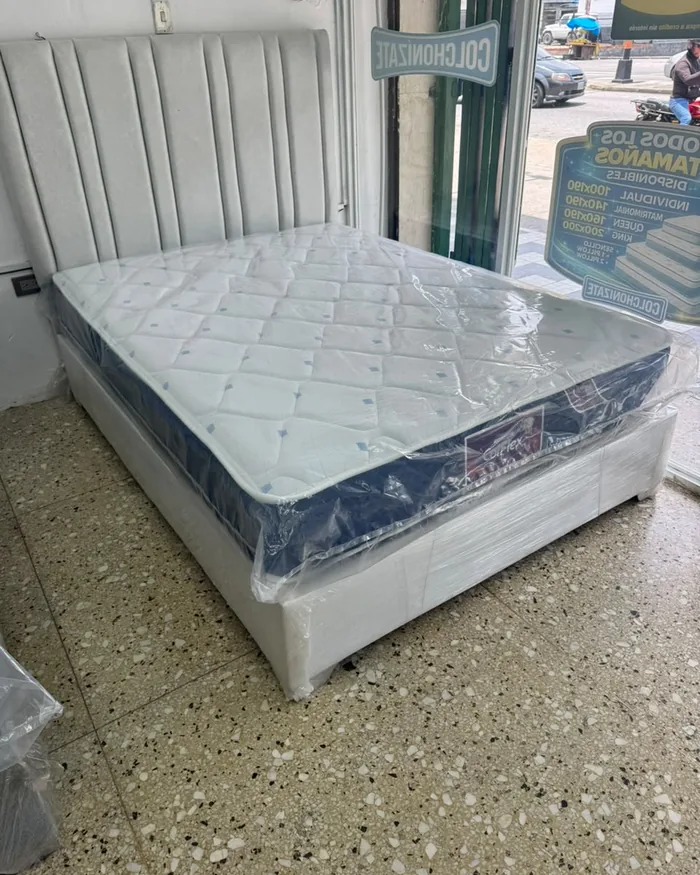 Juego de colchón y base en la tienda